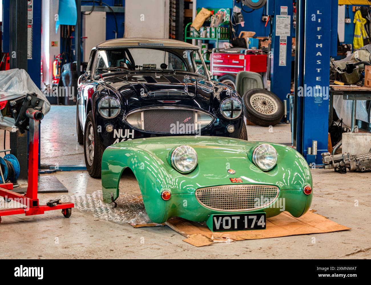 Austin Healey Cars in der Werkstatt für Reparaturen und Restaurierungen, Bill Rawles Classic Cars, Ropley, Hampshire, Großbritannien Stockfoto