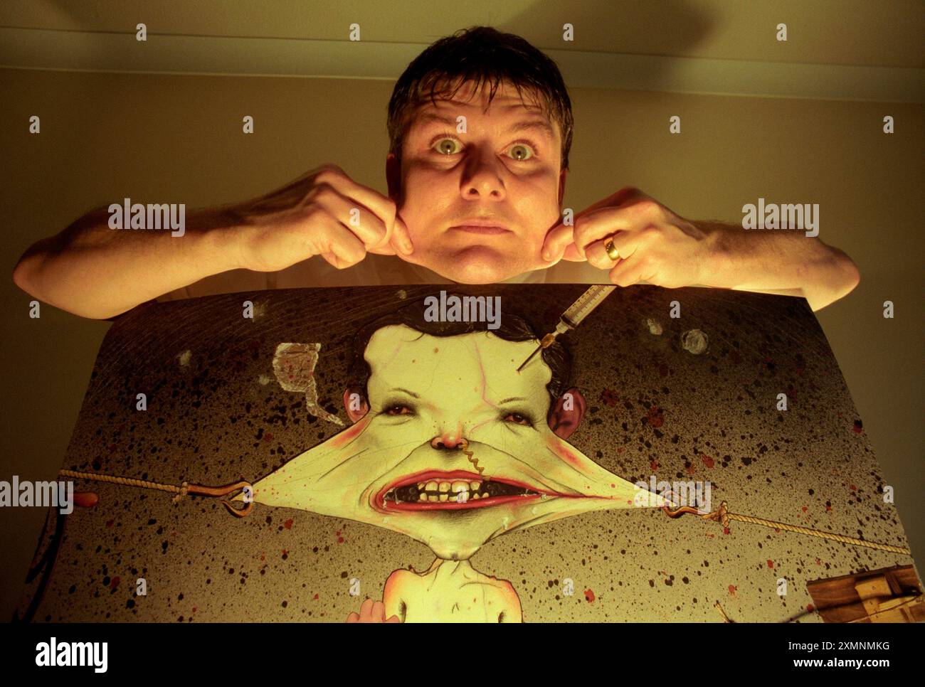 Freaks No More Artist Steve Geary mit seinem Gemälde James Morris, der elastische Mann des 19. Jahrhunderts, eines von 21 Gemälden seiner Freaks No More Ausstellung in der Coningsby Gallery, London. Die Gemälde zeigen berühmte Freaks des 19. Jahrhunderts. 31. Januar 1997 Foto von Roger Bamber Stockfoto