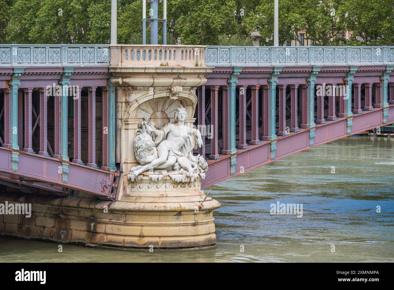 Lyon, Frankreich. 06/11/2024. Die Kopie des Originals von Nicolas Coustou ziert einen Stapel der Lafayette-Brücke in der Rhone Stockfoto