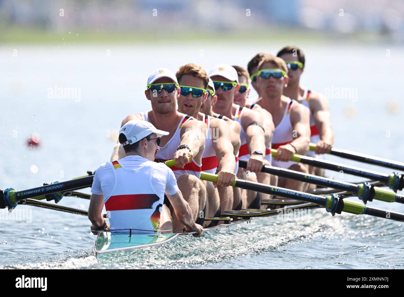 Vaires Sur Marne, Frankreich. Juli 2024. Olympische Spiele, Paris 2024, Rudern, Achter, Männer, Heats, die Deutschen Achten Benedikt Eggeling, Torben Johannesen, Olaf Roggensack, Laurits Follert, Max John, Frederik Breuer, Wolf-Niclas Schröder, Mattes Schönherr mit Jonas Wiesen. Quelle: Sebastian Kahnert/dpa/Alamy Live News Stockfoto