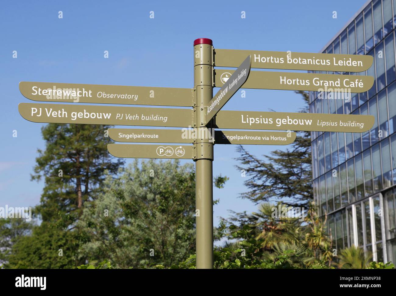 Schild Hortus botanicus Leiden. Der älteste botanische Garten der Niederlande. Aus dem Jahr 1590. Inklusive Wintergarten. Clusius-Garten. Japanischer Garten. Stockfoto