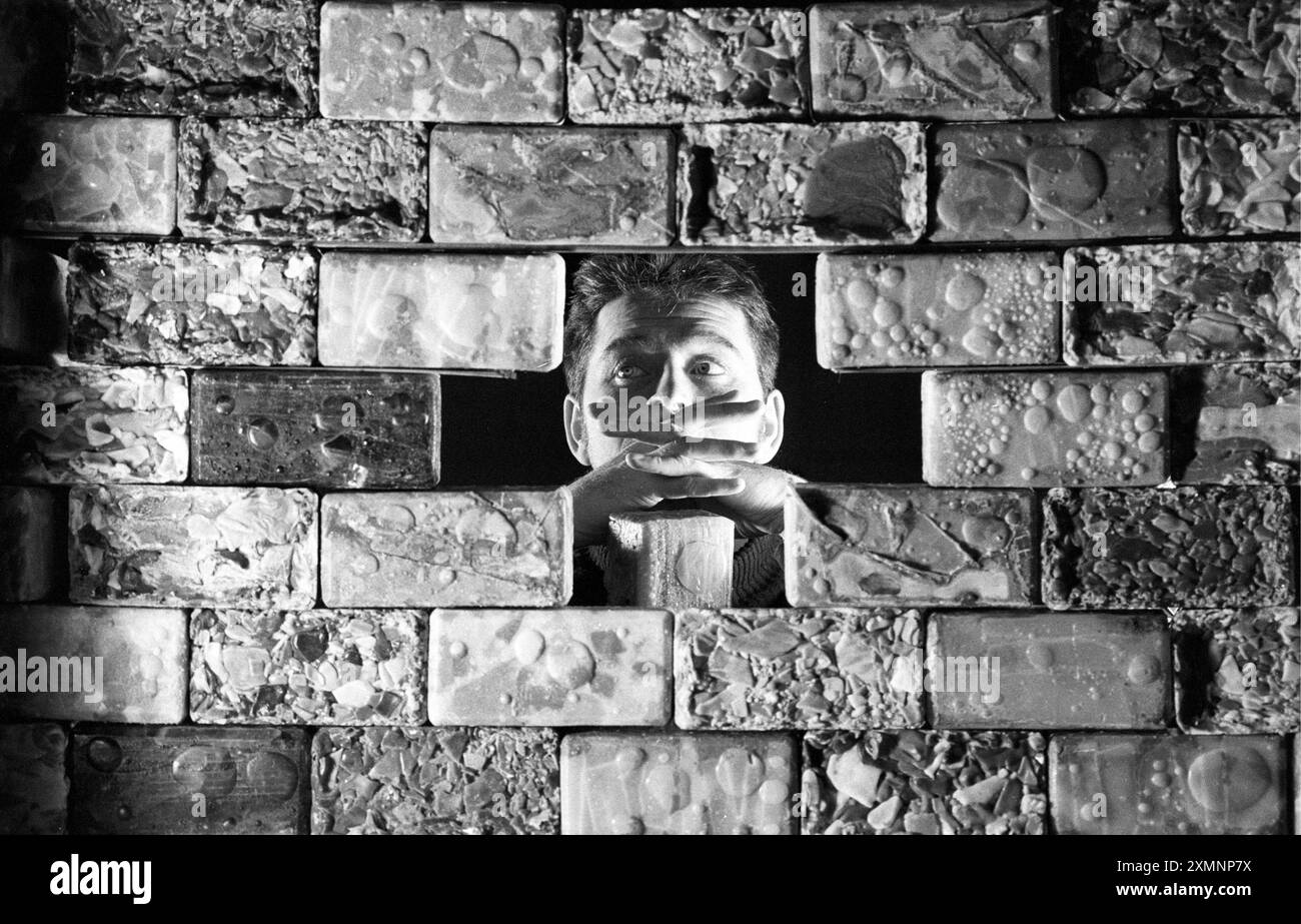 Glass Brick Wall vom Bildhauer David Watson1 Dezember 1995 David Watson zermahlte tausende Flaschen und verwandelte sie in recycelte Glassteine für eine Wand und Pflaster an der Küste von Brighton. Besonders erfolgreich waren die Glassteinpflaster. Sie sind noch 2020 da, sehen so gut aus wie beim ersten Ablegen und tragen besser als herkömmliche Ziegelsteine. Foto von Roger Bamber Stockfoto