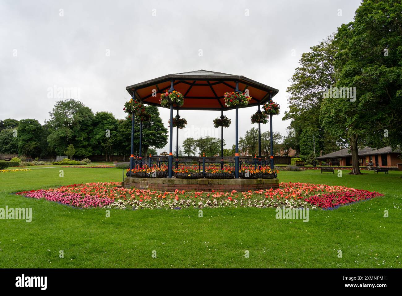 Spennymoor, County Durham, Großbritannien. Bandstand und Blumenausstellung im Jubilee Park - ein traditioneller viktorianischer Park in der Stadt. Stockfoto