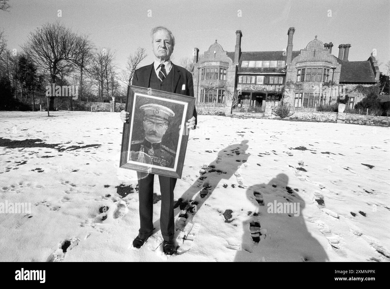 Der dritte Earl Kitchener hält ein Porträt seines Großvaters Lord Kitchener von Khartum, das 1996 vor seinem Haus in Chichester fotografiert wurde, als Premierminister Tony Blair versuchte, erbliche Peers abzuschaffen. 8. Februar 1996 Foto von Roger Bamber Stockfoto