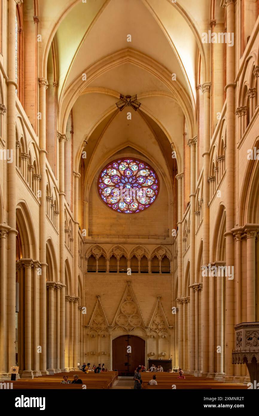 Das Schiff, Cathedrale Saint Jean Baptiste, Lyon, Rhone, Frankreich Stockfoto Das Schiff, Cathedrale Saint Jean Baptiste, Lyon, Rhone, Frankreich Stockfoto