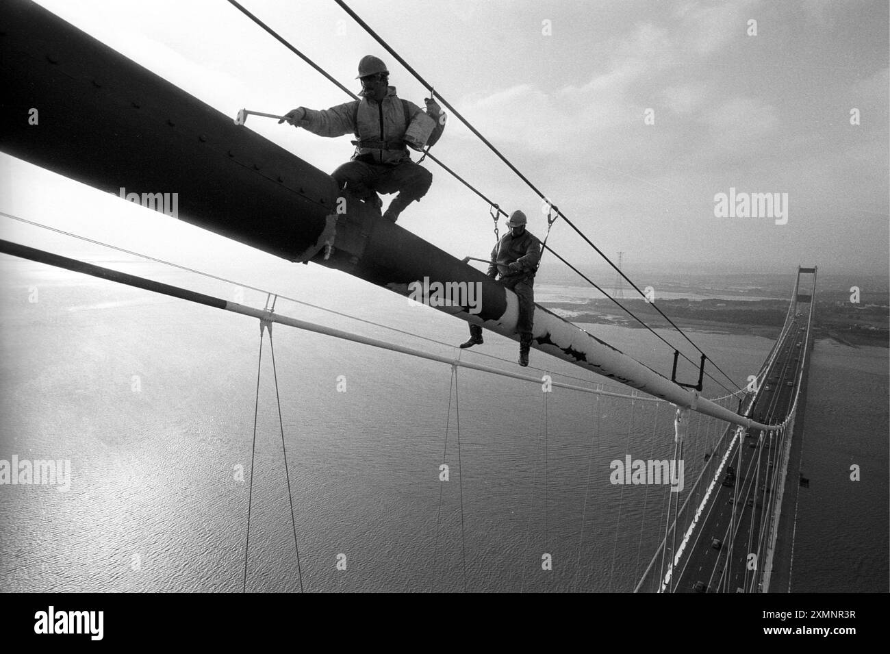 Maler balancieren auf den Ketten der ersten Severn Bridge, die die Autobahn M4 zwischen England und Wales führt 20. April 1992 Bild von Roger Bamber Stockfoto