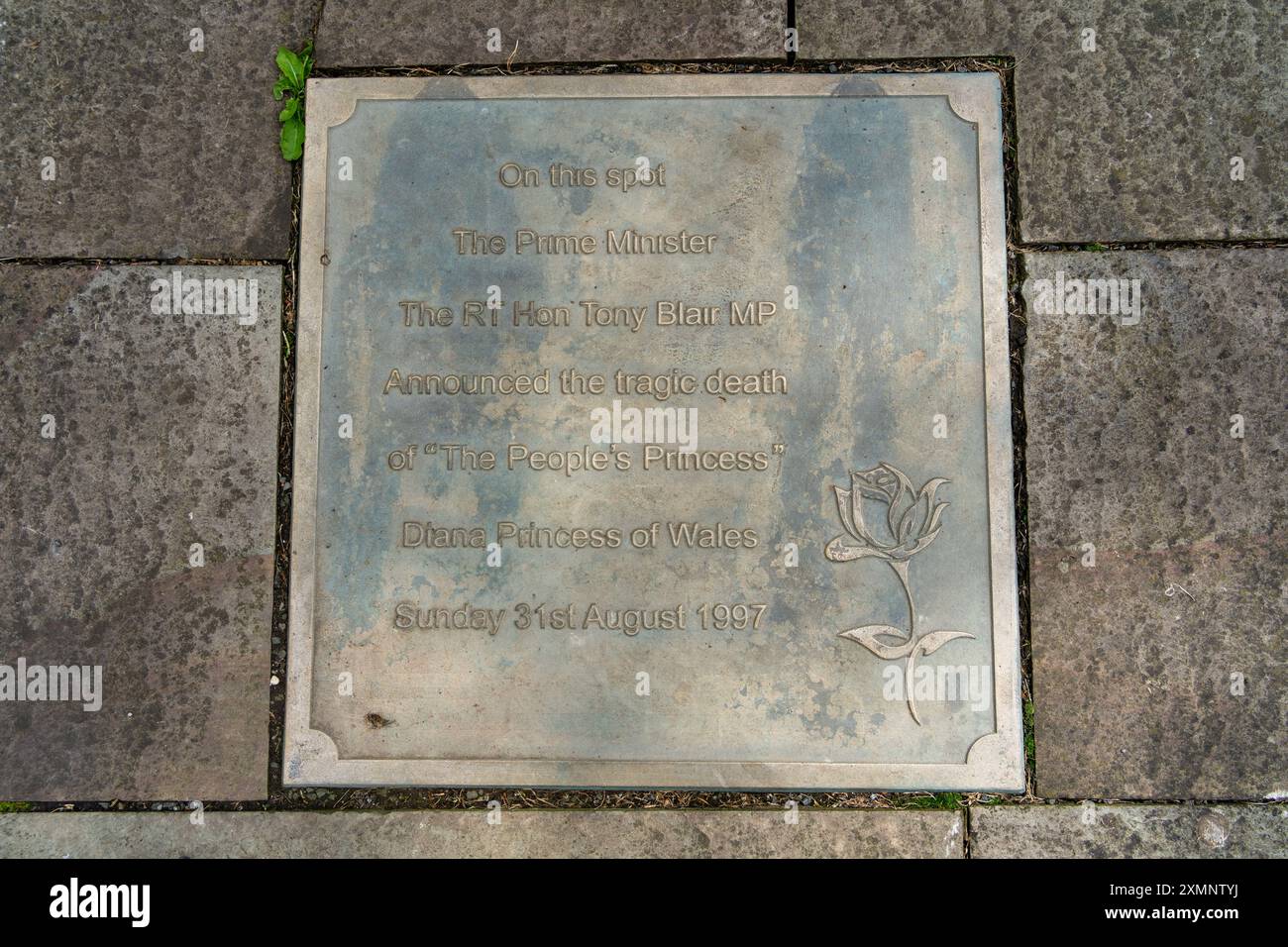 Trimdon, County Durham, Großbritannien. Eine Gedenktafel vor der Kirche St. Mary Magdelene im Dorf, auf der Premierminister Tony Blair stand Stockfoto