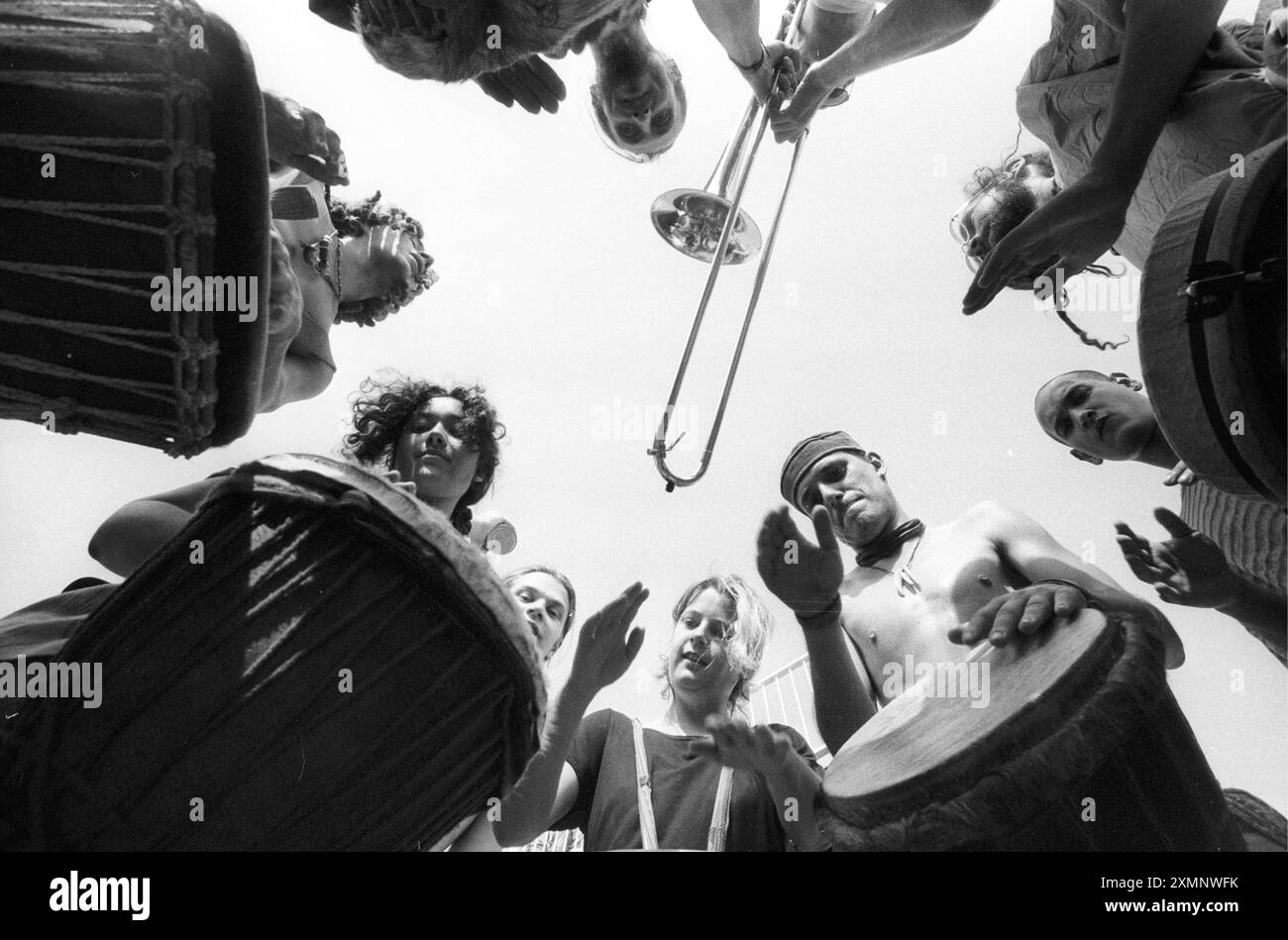 Die Schlagzeuger unter dem alten West Pier in Brighton, East SussexThere war eine Gruppe von Leuten, die in den 90er Jahren regelmäßig und laut an Wochenenden die Bongotrommeln unter dem Pier spielten, Sie waren ein regelmäßiger Bestandteil der Strandpromenade auf dem unteren Abschlussball am 12. Juli 1995 Picture by Roger Bamber Stockfoto