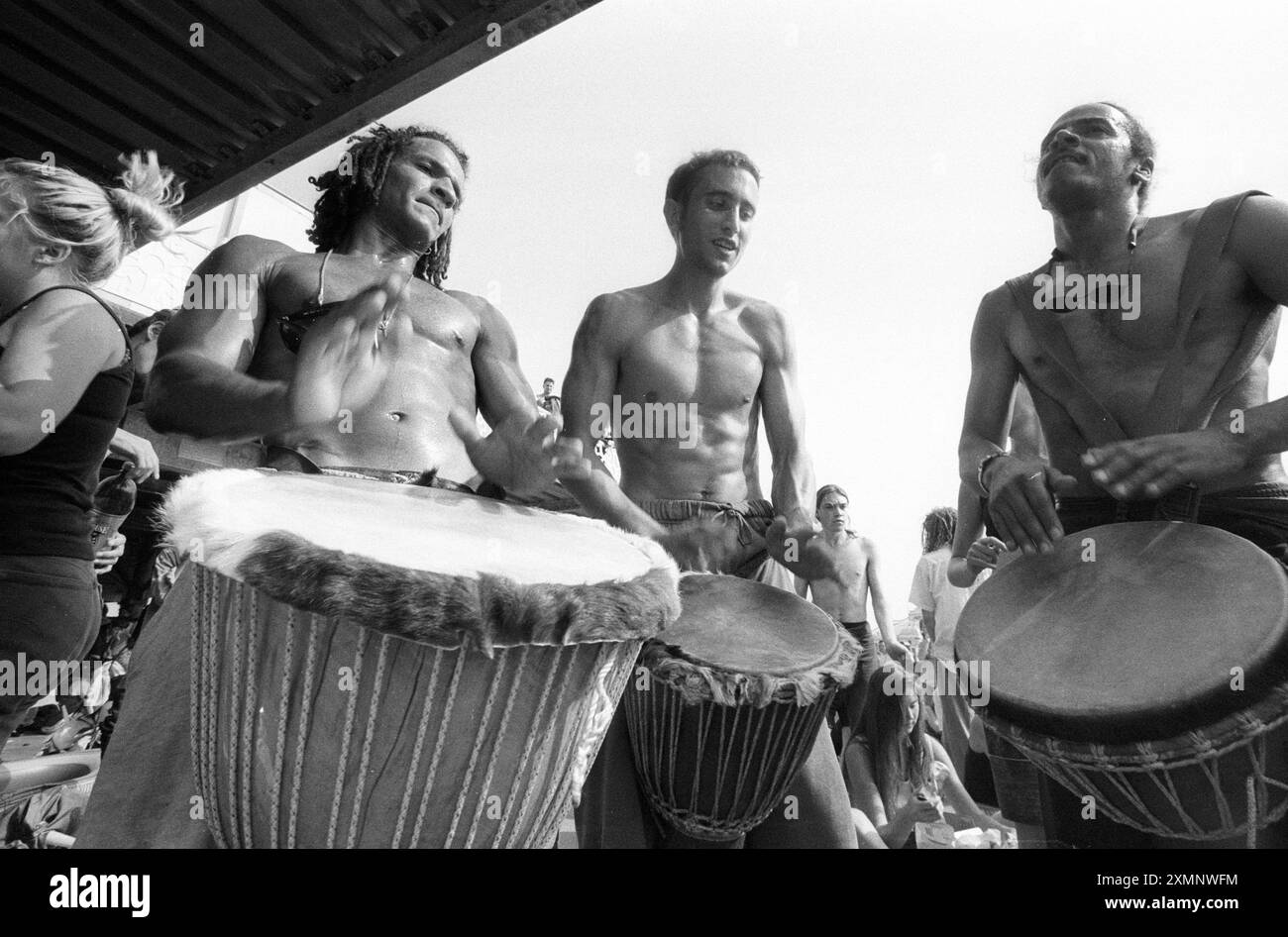 Die Schlagzeuger unter dem alten West Pier in Brighton, East SussexThere war eine Gruppe von Leuten, die in den 90er Jahren regelmäßig und laut an Wochenenden die Bongotrommeln unter dem Pier spielten, Sie waren ein regelmäßiger Bestandteil der Strandpromenade auf dem unteren Abschlussball am 12. Juli 1995 Picture by Roger Bamber Stockfoto