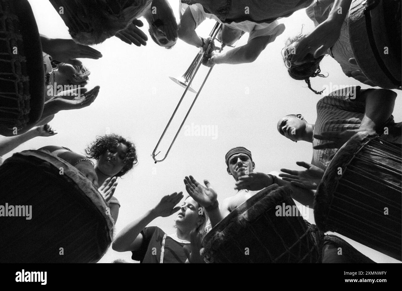 Die Schlagzeuger unter dem alten West Pier in Brighton, East SussexThere war eine Gruppe von Leuten, die in den 90er Jahren regelmäßig und laut an Wochenenden die Bongotrommeln unter dem Pier spielten, Sie waren ein regelmäßiger Bestandteil der Strandpromenade auf dem unteren Abschlussball am 12. Juli 1995 Picture by Roger Bamber Stockfoto