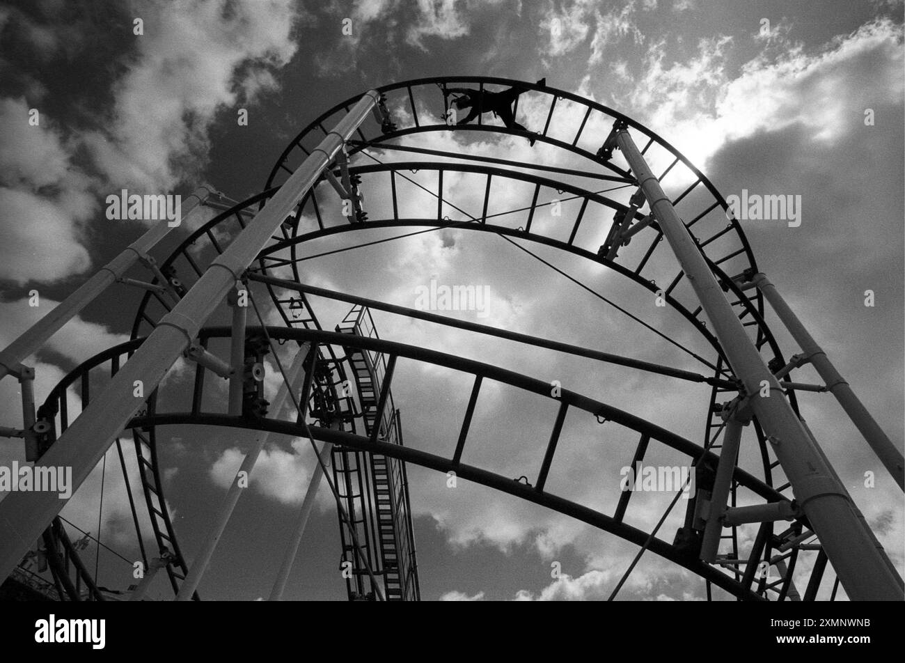 The Storm, eine 35 m hohe Achterbahn, die 1993 am Brighton Pier eröffnet wurde und Last-Minute-Sicherheitsüberprüfungen durch Fahrmanager David Drur unterzogen wurde 15. Juni 1993 Foto von Roger Bamber Stockfoto