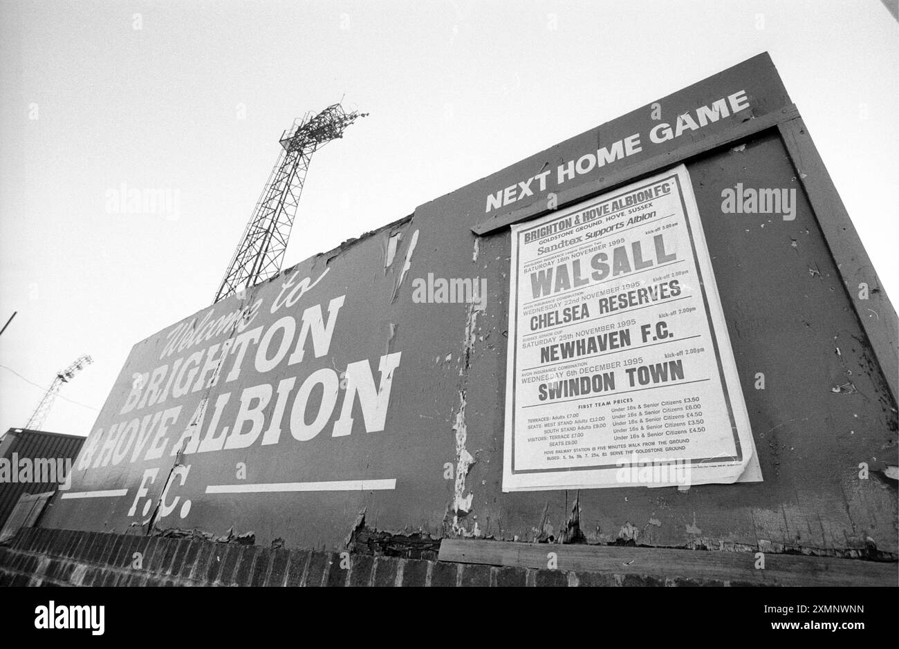 Diese Bilderserie des alten Goldstone Grounds, dem Heimstadion von Brighton und Hove Albion FC, wurde 1995 aufgenommen, als die Vereinsdirektoren beschlossen, das Gelände nach einigen verheerenden Saisons zu verkaufen. 1997 wurde es schließlich an Bauherren verkauft und der Club war obdachlos, bis er 2011 auf sein heutiges Gelände in Falmer zog. 28. Dezember 1995 Foto von Roger Bamber Stockfoto