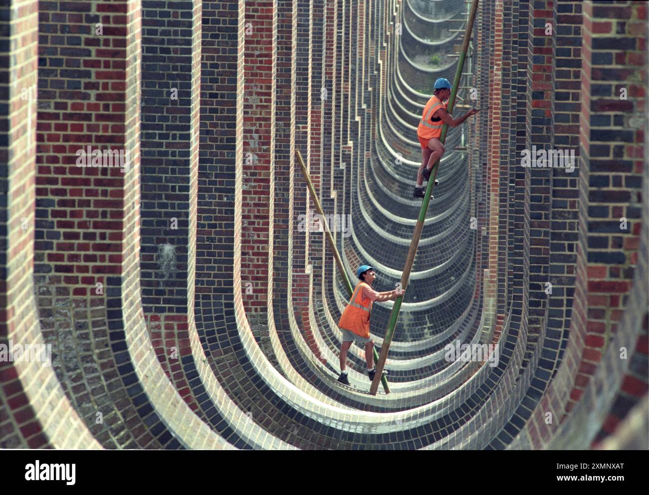 Die 11,3 Millionen Ziegelsteine im Ouse Valley Viaduct in Balcombe, Sussex, wurden 1998 mit dem Ouse Valley Viaduct (oder dem Balcombe Viaduct) über den Fluss Ouse in Sussex verlegt. Es wurde 1839 vom viktorianischen Dampfeisenpionier John Rastrick als Teil der London Brighton South Coast Railway gebaut und ist wegen seines kunstvollen Designs, was dazu geführt hat, dass es als „elegantester Viadukt Großbritanniens“ bezeichnet wird, gelistet. Diese Arbeiten waren Teil einer umfassenden Überholung, die zwischen 1996 und 1999 durchgeführt wurde. Bild von Roger Bamber dieses Bild war eines von zwei von Rogers Nomen Stockfoto