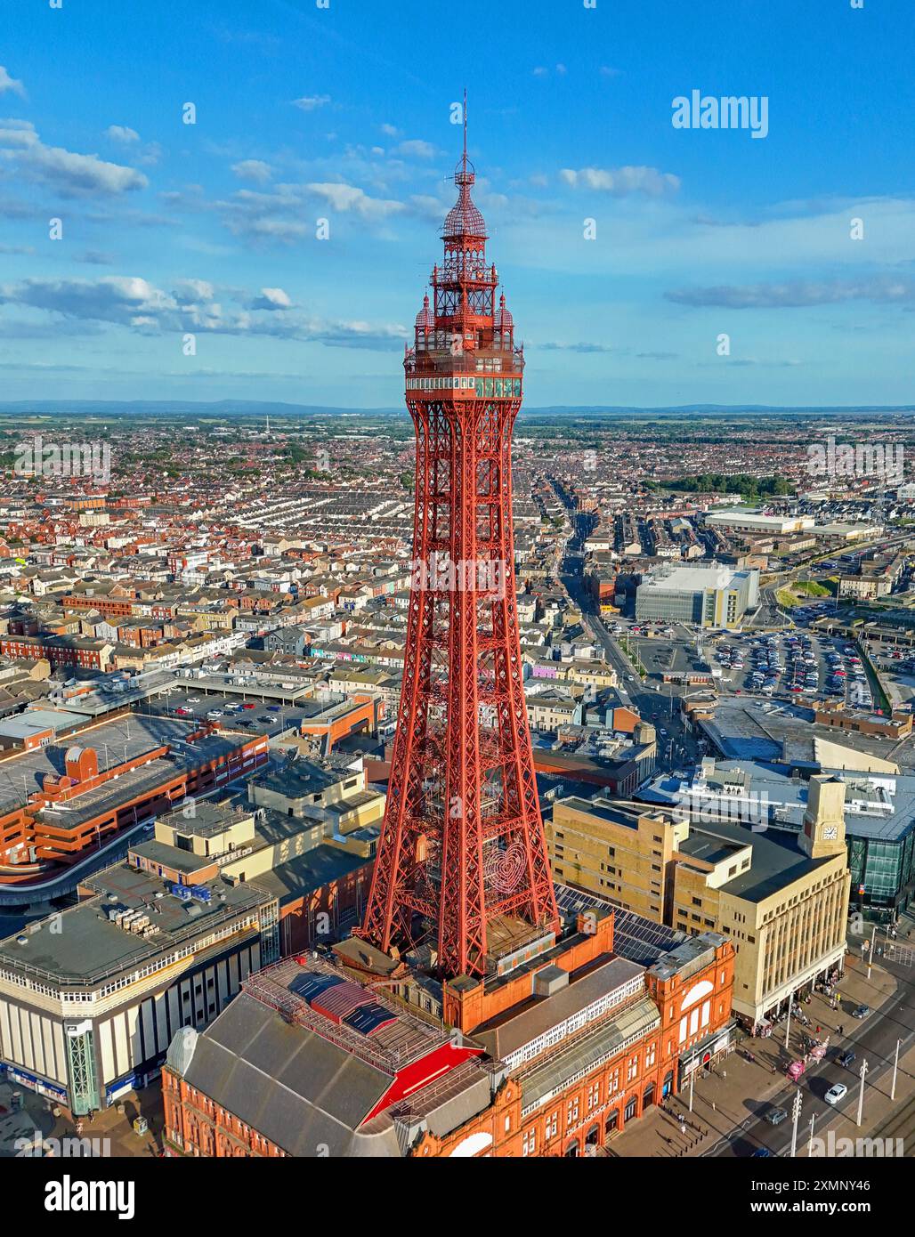 Luftbild des Blackpool Tower entlang der Fylde Coast, Lancashire während eines schönen Sommerabends am Meer. Juli 2024. Stockfoto
