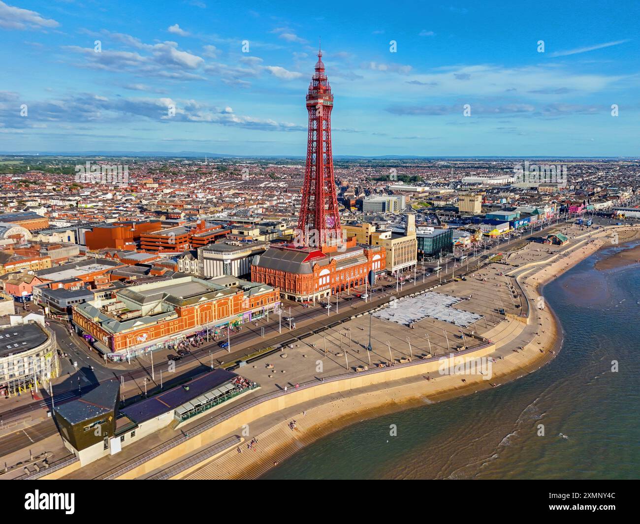 Luftbild des Blackpool Tower entlang der Fylde Coast, Lancashire während eines schönen Sommerabends am Meer. Juli 2024. Stockfoto