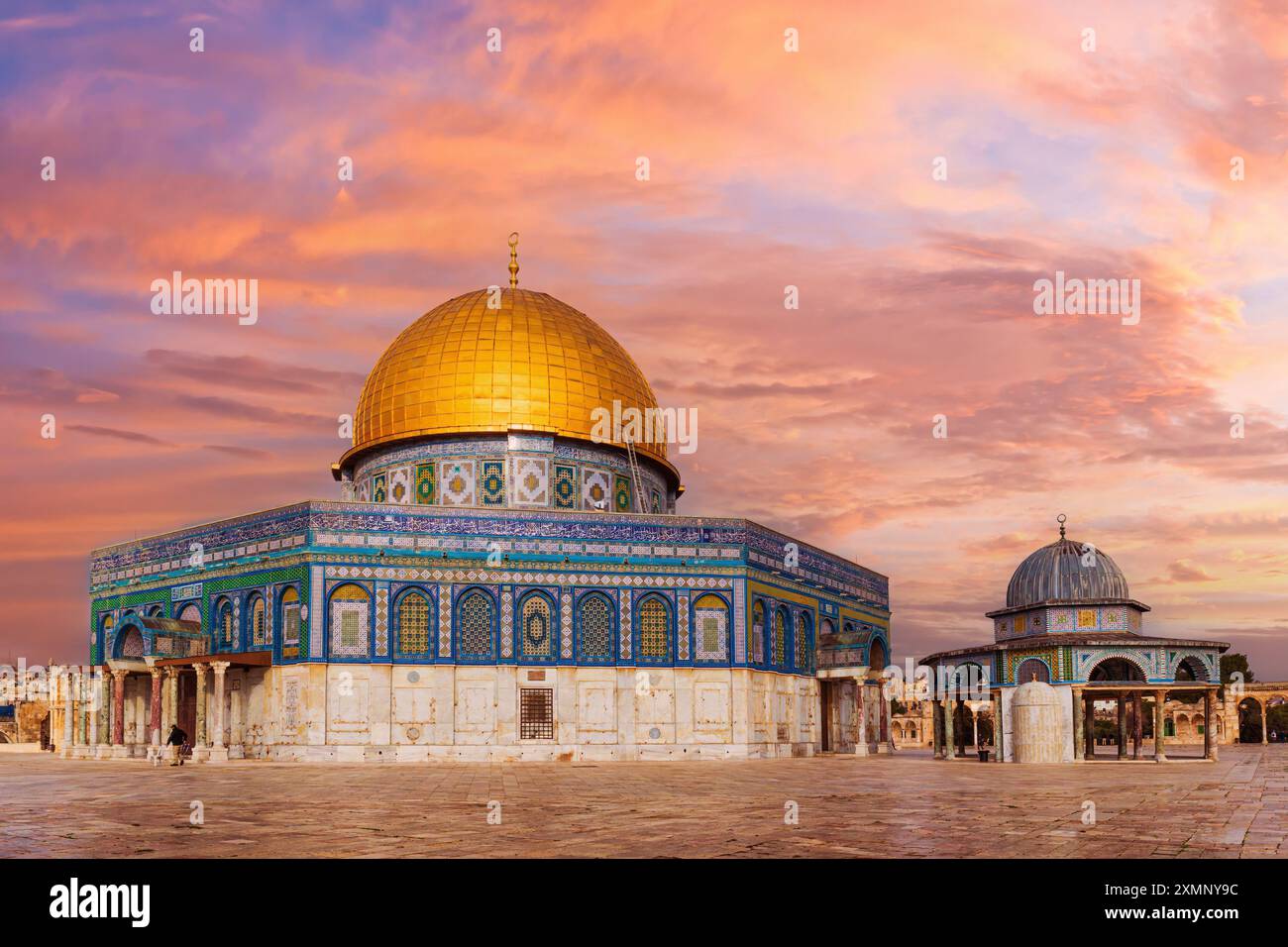 Die Felsenkuppel auf dem Tempelberg mit arabesken Gebetsinschriften mit der Aufschrift: Im Namen Gottes Stockfoto