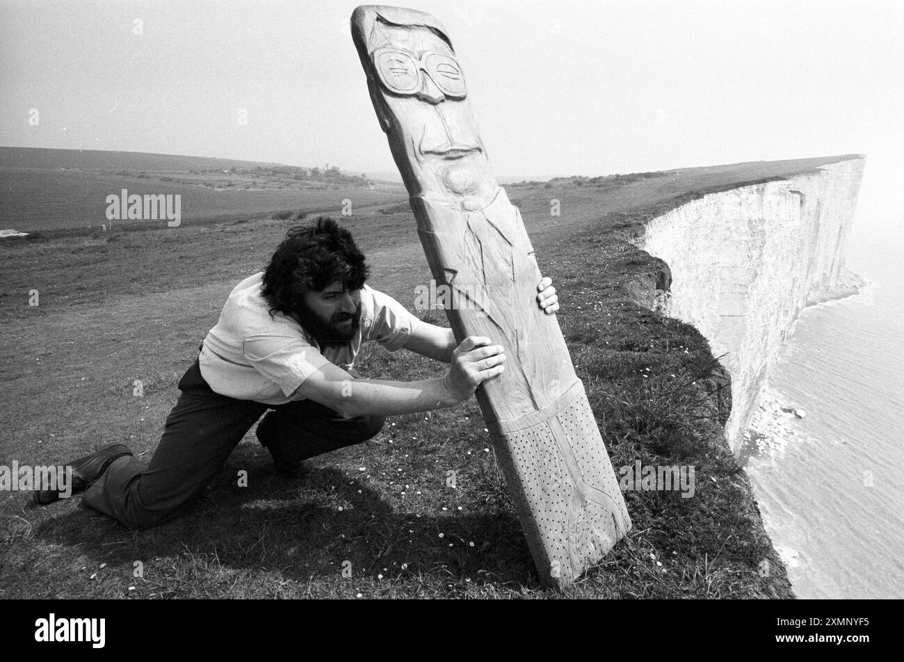 Steve Bell und geschnitzte Planke von John Major auf den Klippen (kein Datum) Bild von Roger Bamber Stockfoto