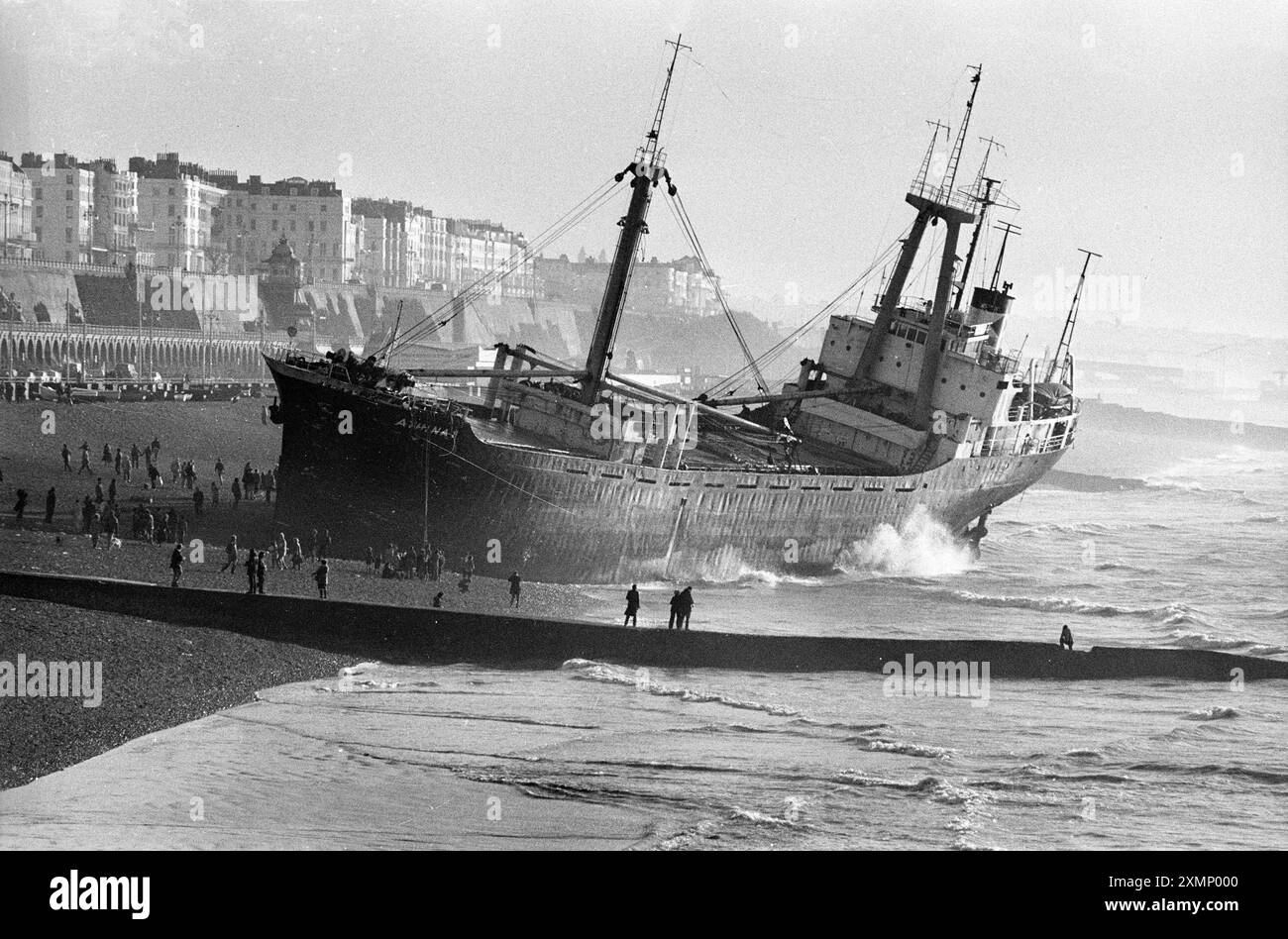 Die Athina B, ein griechisches Frachtschiff, das 1980 nach einer Kollision mit dem Palace Pier im Dunkeln am 21. Januar 1980 am Brighton Beach geerdet wurde Stockfoto