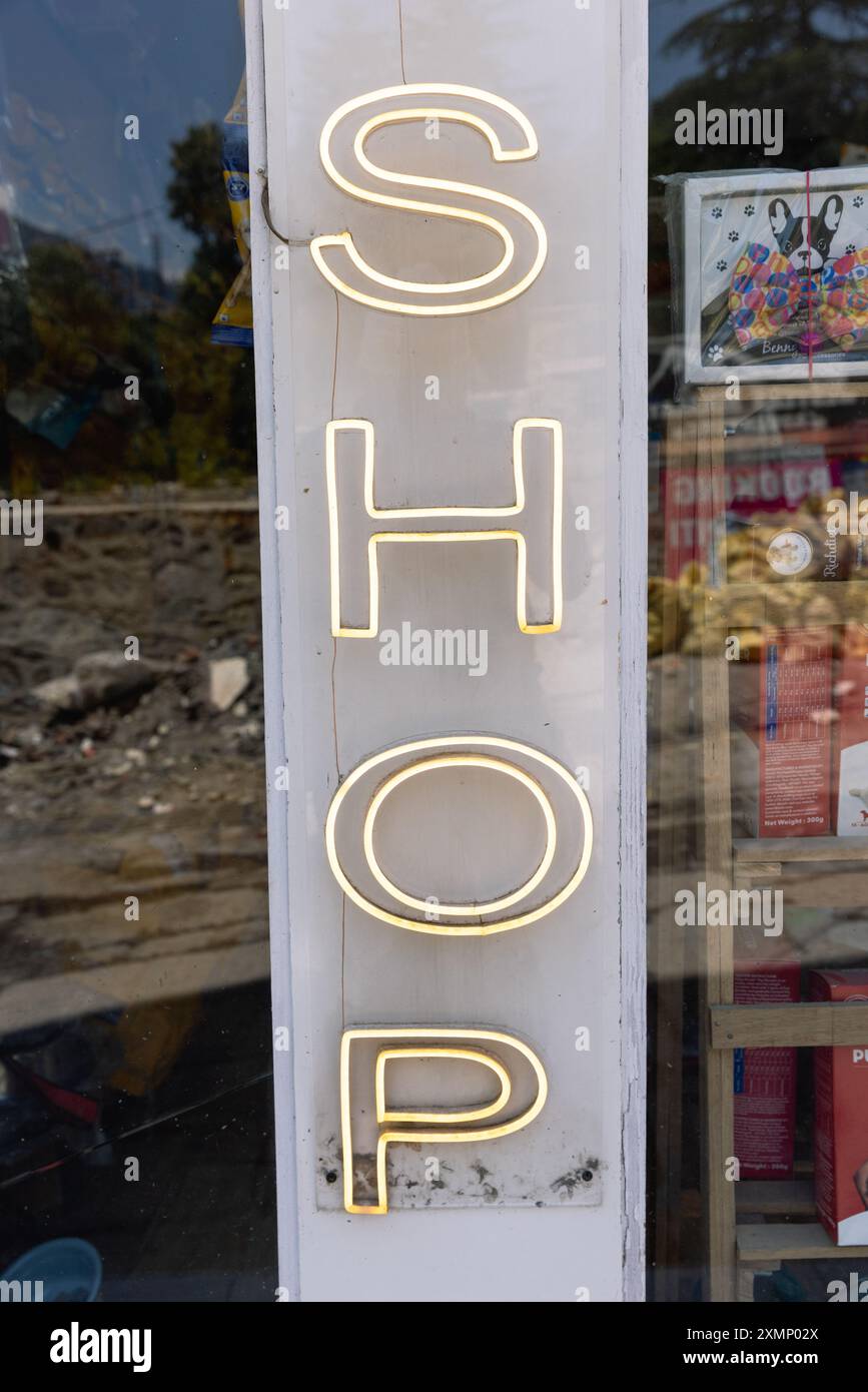 Neonschild an der weißen Wand anzeigen. Hochwertige Fotos Stockfoto