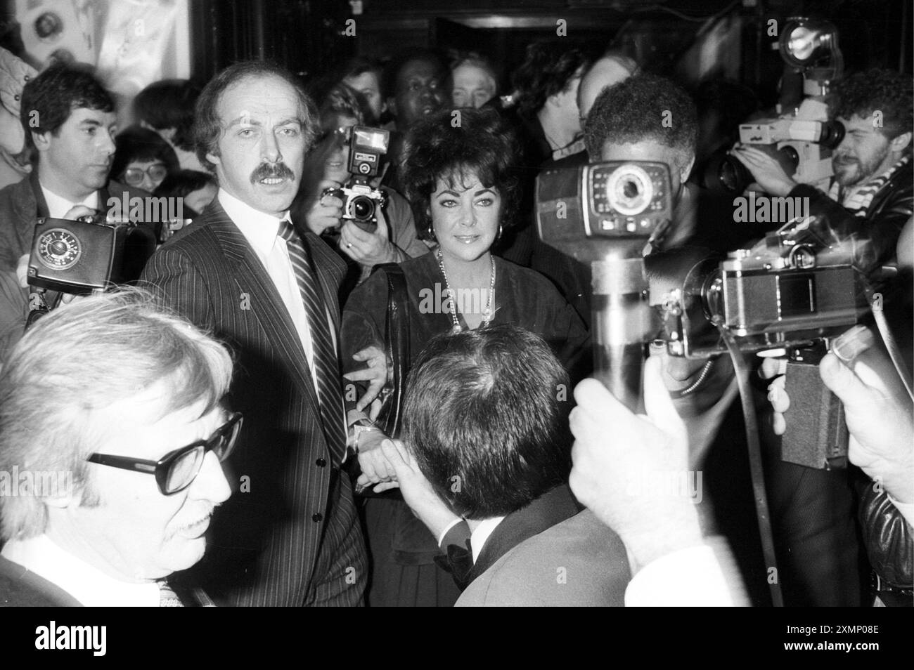 Elizabeth Taylor umgeben von der Presse Stockfoto