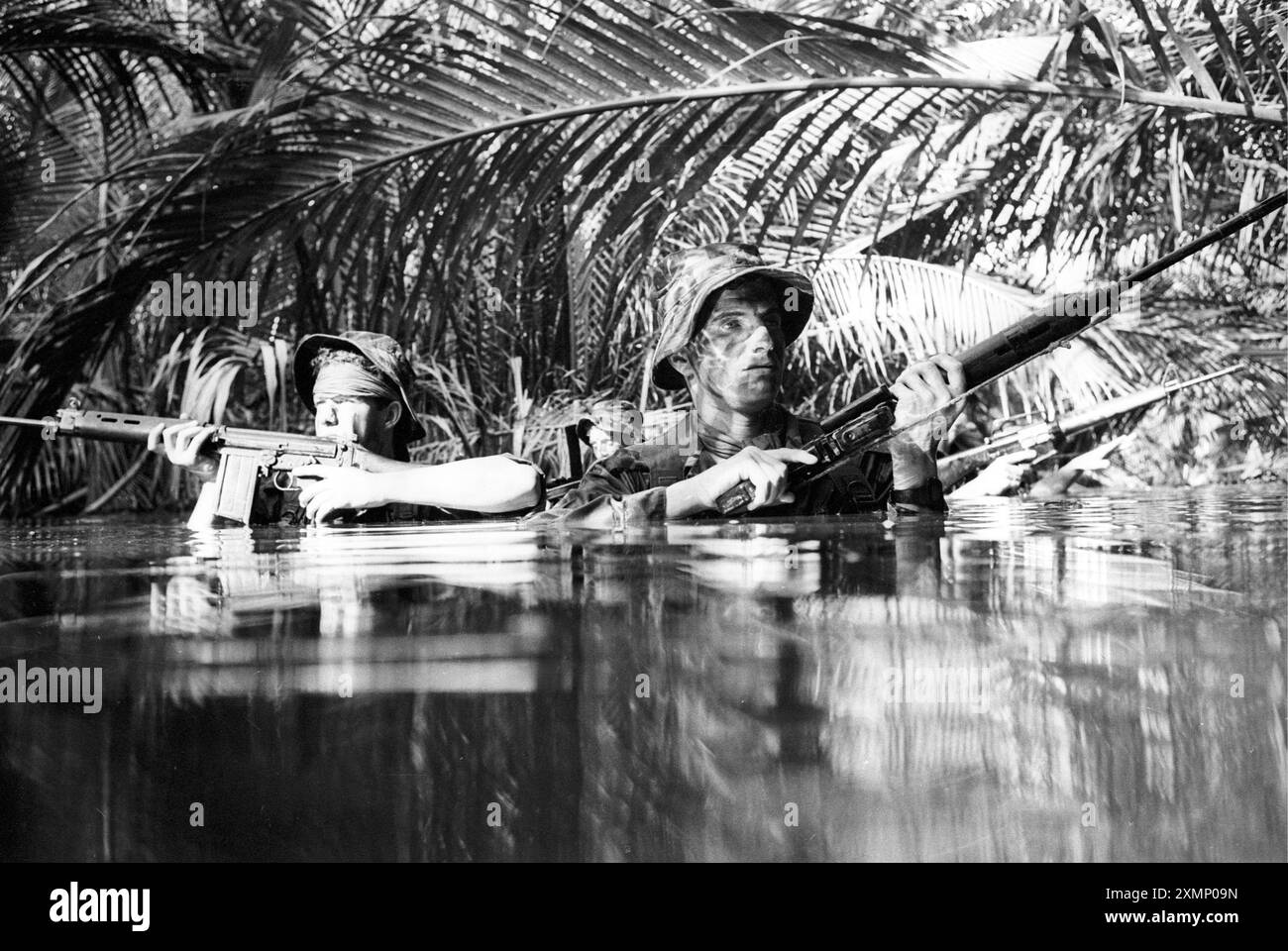 Borneo - Soldaten in sumpfigen britischen Soldaten von 42 Commando Royal Marines, die gerade aus dem Falklandkrieg 1982 zurückgekehrt waren, wurden sofort nach Borneo geschickt, um dort Dschungeltraining zu machen Stockfoto