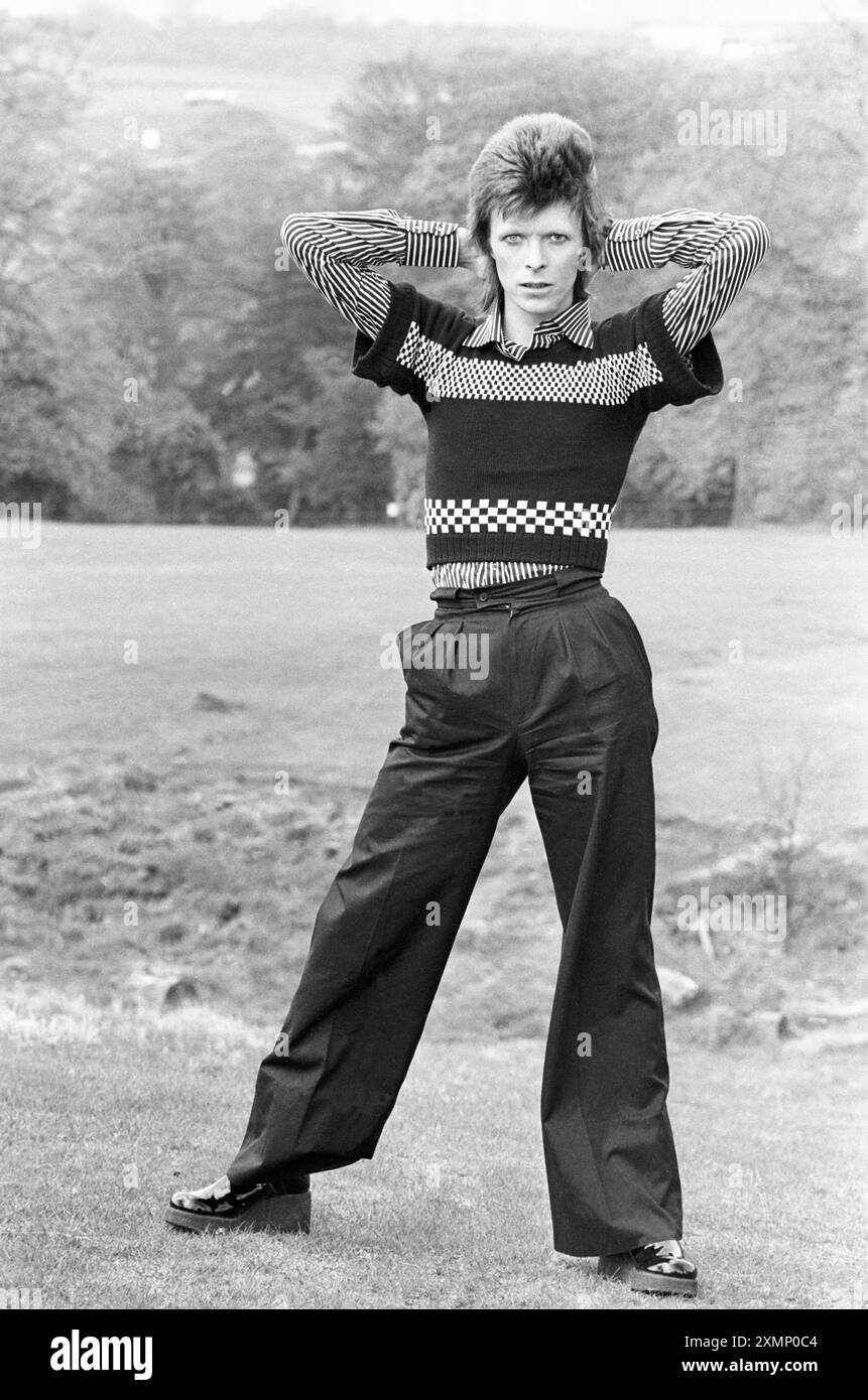 David Bowie 18. Oder 19. Mai 1973 aufgenommen am Ende der Schottland-Tour .... Sie reisten Aberdeen nach Edinburgh in vier Tagen kurz vor Lewisham am 24. Mai. Roger Bamber war mit ihnen im Tourbus und hielt den Bus an, um die Fotos zu machen, sodass er draußen einige „andere Sachen“ bei natürlichem Licht machen ließ. Cumbernauld, in der Nähe von Glasgow, und sie zogen einfach in einen Lay-by nahe einem schönen Dorfgrün, Bowie sprang raus und posierte auf, sie machten nur ein paar Fotos, hatten eine Tasse Tee und drückten sich auf. Prämienerhebung: ES FALLEN MINDESTGEBÜHREN an, bitte wenden Sie sich an requests@topfoto.co.uk Stockfoto