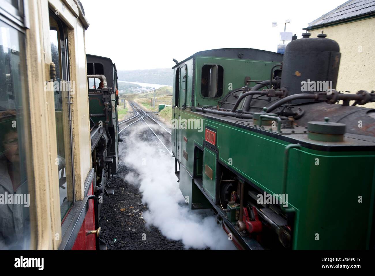 Bild von Roger Bamber : 25 September 2011 : 2ft 7 inch. Die Schmalspurdampflokomotive Nummer 2 „Enid“ fährt an der Haltestelle auf halber Strecke an einer weiteren Dampflokomotive Nummer 6 „Padarn“ vorbei auf ihrer Fahrt zum Gipfel der 3560 ft. (1085 Meter) hoher Mount Snowdon, Snowdonia, Nordwales, Großbritannien. Die Rack and Pinion Snowdon Mountain Railway bestiegen ein steiles 1:5 auf den Gipfel von Llanberis, Gwynedd. Stockfoto