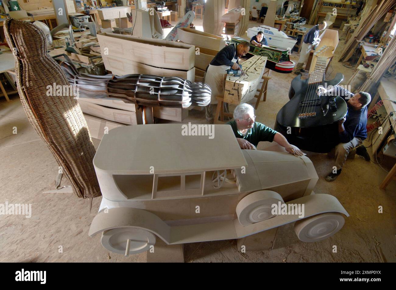 Bild von Roger Bamber : 26 Januar 2007 : der Coffin-Handwerker George Spencer arbeitet an einem personalisierten Sarg im Design eines Rolls Royce Phantom aus dem Jahr 1927, wobei Wingrove Warner eine Gitarre baut, während sein Bruder Raymond an einem Akupunktursarg arbeitet und Alan Ford ein schmales Boot baut. Die „Crazy Soffins“ sind Teil der seit langem etablierten Vic Fearn Soffin Maker in Bulwell, Nottingham. Ebenfalls im Bau sind ein Ballettschuh, ein Skateboard, ein Korbmann, der Engel des Nordens, eine Sun voyager Motoryacht und ein Skifahrersarg. Stockfoto
