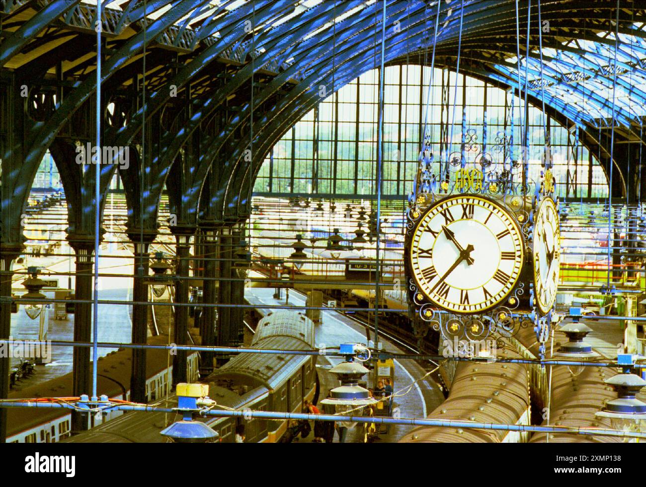 Bild von Roger Bamber: 11. September 2000: Eisenbahnstrecke auf dem neu restaurierten Dach der Brighton Station. Das Bild zeigt die restaurierte Londoner Brighton South Coast Railway Clock unter dem Vordach des Bahnhofs. Stockfoto