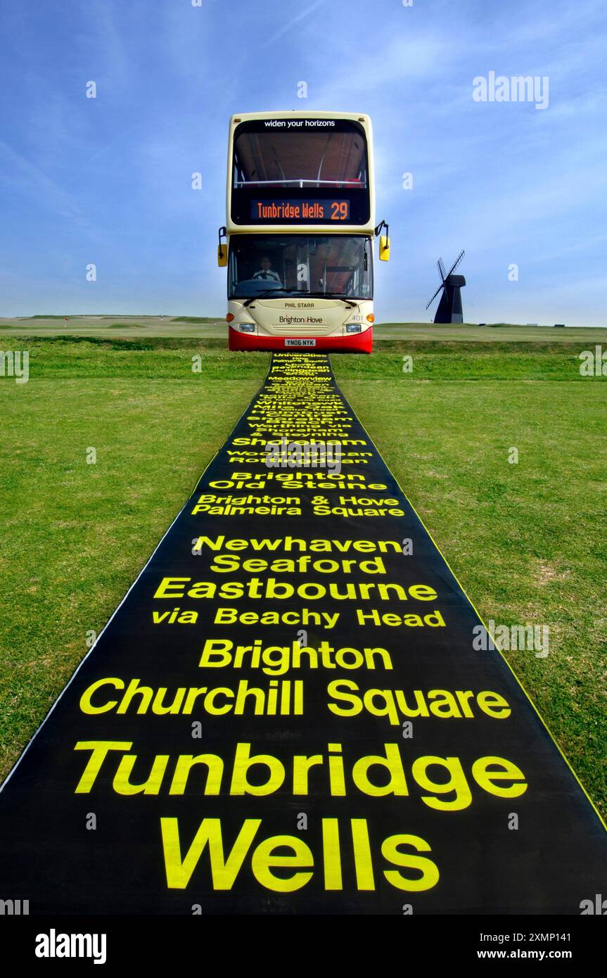 Brighton & Hove Bus & Coach Company Bus Nummer 401 'Phil Starr' am Anfang einer Route Ziel blinde Namen Städte, Dörfer und Orte, die von Brighton Bussen bedient werden. Sie parkt bei Rottingdean bei der Windmühle Beacon Hill. Stockfoto