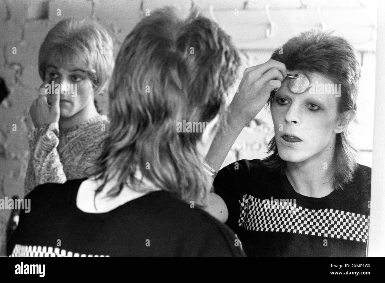 David Bowie22. Mai 1973 Backstage in Lewisham, London, um ein Ziggy Stardust Konzert mit Mitgliedern der Band Visible, die sich im Spiegel spiegeln, auszugleichen. Prämienerhebung: ES FALLEN MINDESTGEBÜHREN an, bitte wenden Sie sich an requests@topfoto.co.uk Stockfoto