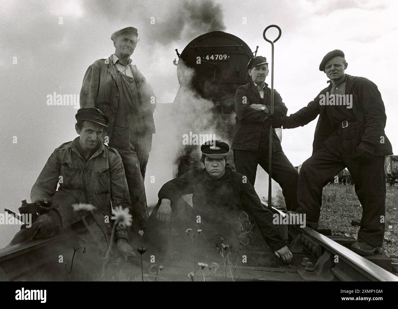 Fünf Eisenbahner, deren Arbeitsplätze mit dem Ende der Dampflokomotiven auf britischen Eisenbahnen verschwanden, fotografiert in der letzten Dampfwoche im August 1968. Sie sind mit ihrem Motor, Sir William Stanier, Klasse 5 44709. Es war in Carnforth, Lancs, Lancashire, England, Großbritannien, Großbritannien. Sie sind rechts: Kesselwaschanlage Norman Wilson, Feuerlöscher John Cottier, Bar Lad Tommy Longstaff, Fahrer Joe Harrison und Dampfraiser Fred Scott. Stockfoto