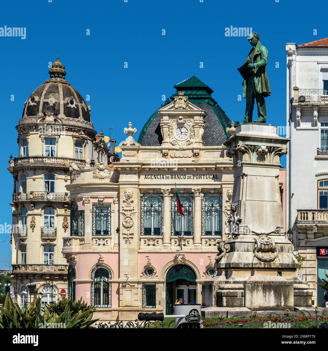 Garten mit dem Denkmal des Bildhauers Costa Mota für den berühmten liberalen Politiker Joaquim Antonio de Aguiar aus Coimbra aus dem 19. Jahrhundert. Stockfoto