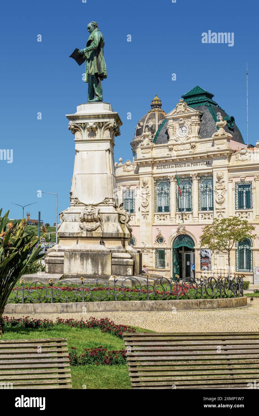 Garten mit dem Denkmal des Bildhauers Costa Mota für den berühmten liberalen Politiker Joaquim Antonio de Aguiar aus Coimbra aus dem 19. Jahrhundert. Stockfoto