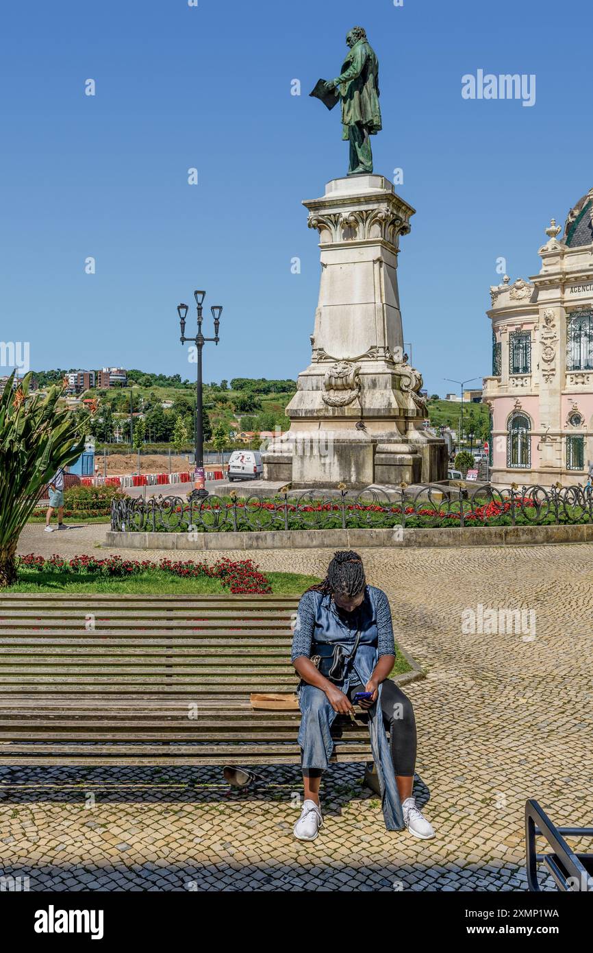Garten mit dem Denkmal des Bildhauers Costa Mota für den berühmten liberalen Politiker Joaquim Antonio de Aguiar aus Coimbra aus dem 19. Jahrhundert. Stockfoto