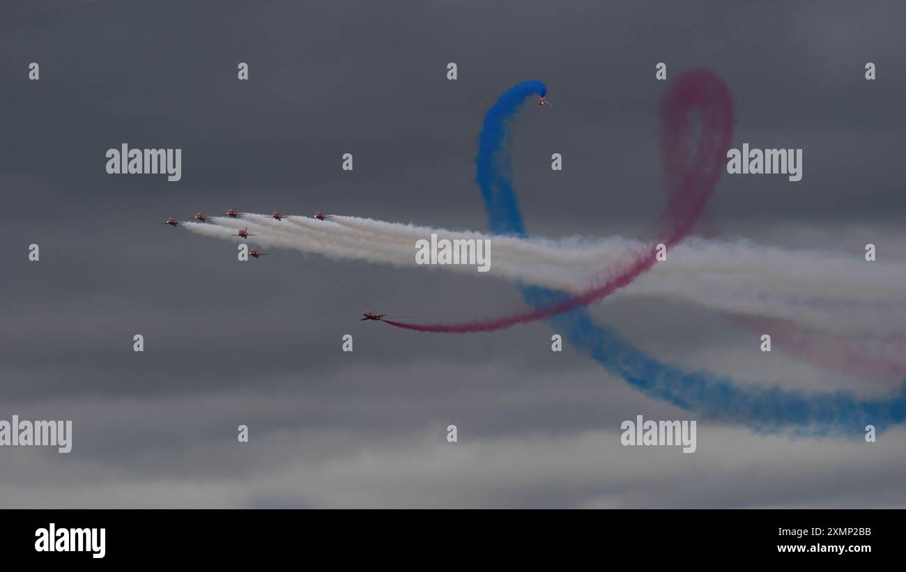 Red Arrows tritt bei der Royal International Air Tattoo 2024 im RAF Fairford, Gloucestershire, Großbritannien auf. Stockfoto