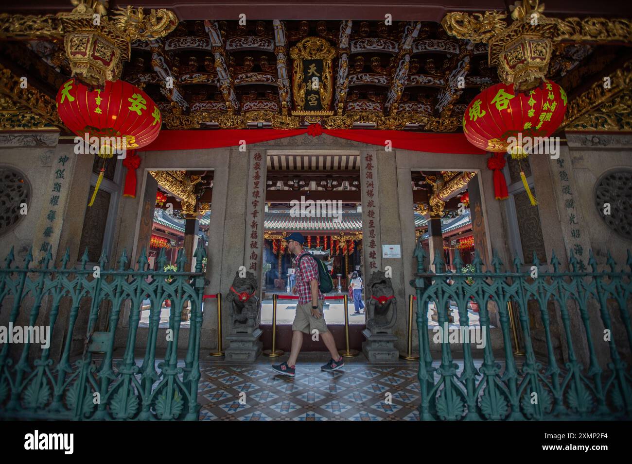 Juli 2024. Ein Tourist ging am Eingang des Thian Hock Keng Tempels vorbei. Ältester Tempel, Nationaldenkmäler in Singapur. Stockfoto