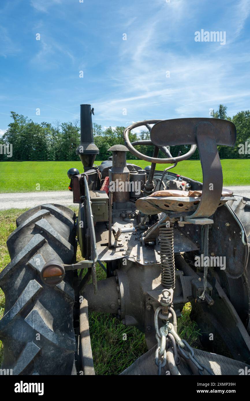 Historischer Lanz Bulldog-Traktor. Ansicht des Fahrersitzes und der Beschläge. Der Lanz Bulldog war ein Traktor der Heinrich Lanz AG in Mannheim Stockfoto