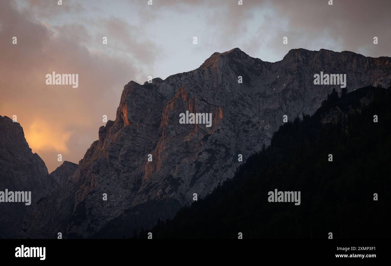 Das Kaisergebirge leuchtet im Sonnenaufgang in Kufstein, 10.07.2024. Kufstein Oesterreich *** das Kaisergebirge leuchtet bei Sonnenaufgang in Kufstein, 10 07 Stockfoto