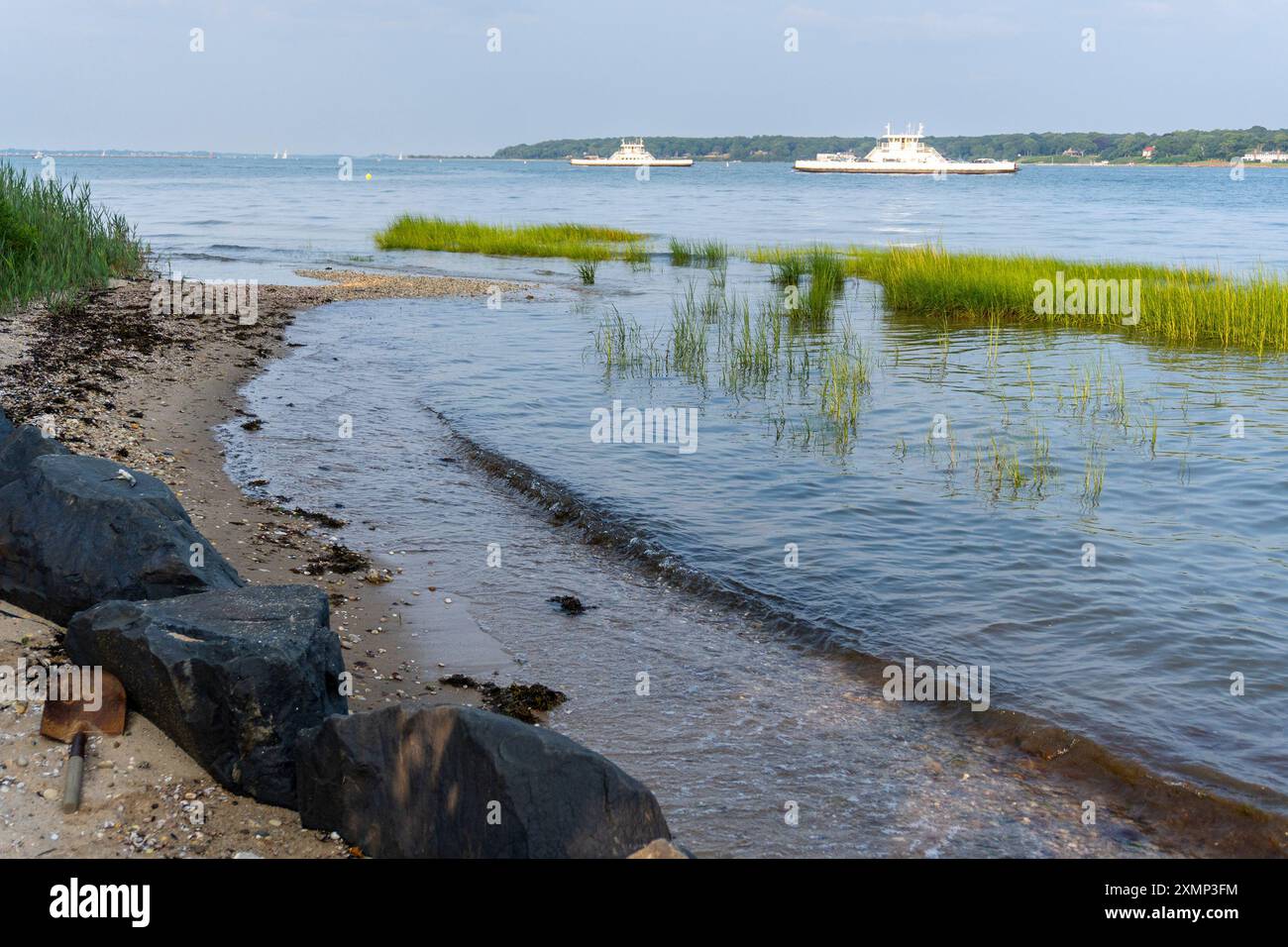 Fähre von Greenport nach Shelter Island, gesehen von Greenport auf Long Island, NY Stockfoto