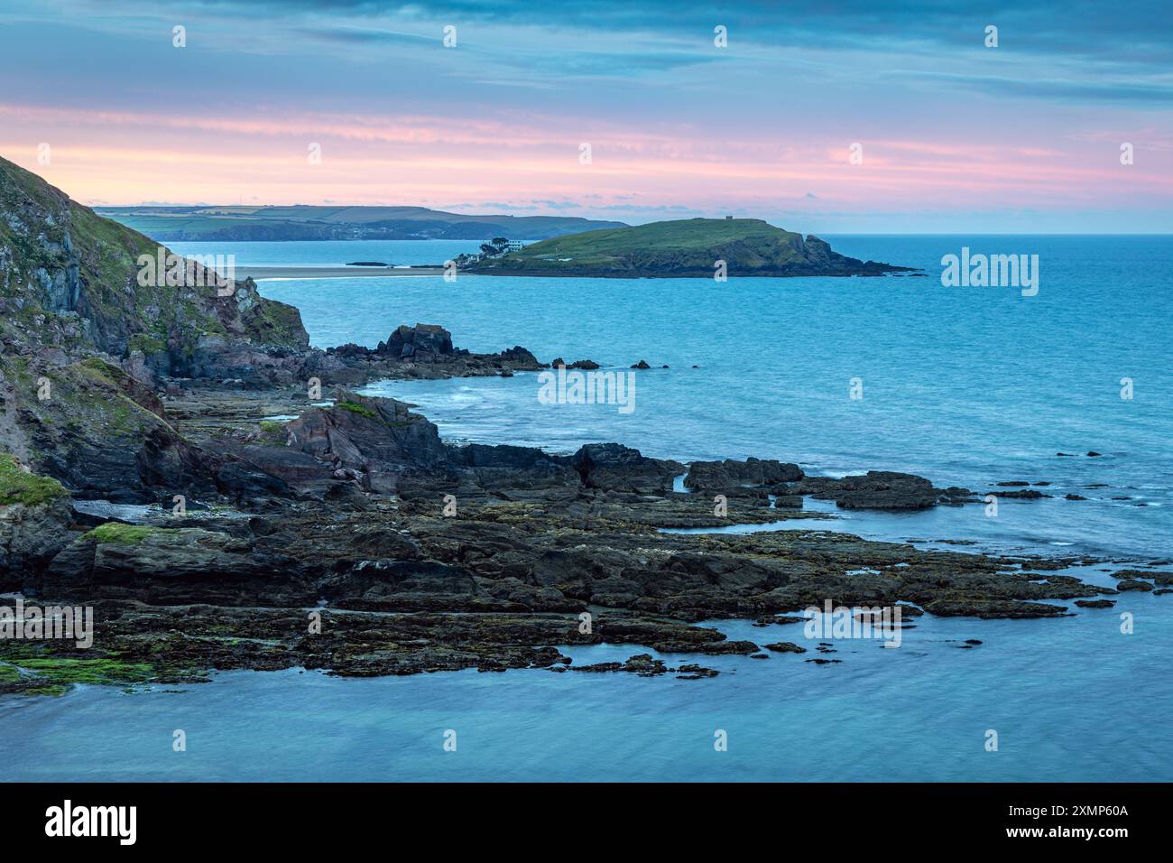 Blick auf Burgh Island vom Westcombe Beach bei Sonnenaufgang, Devon, England Stockfoto