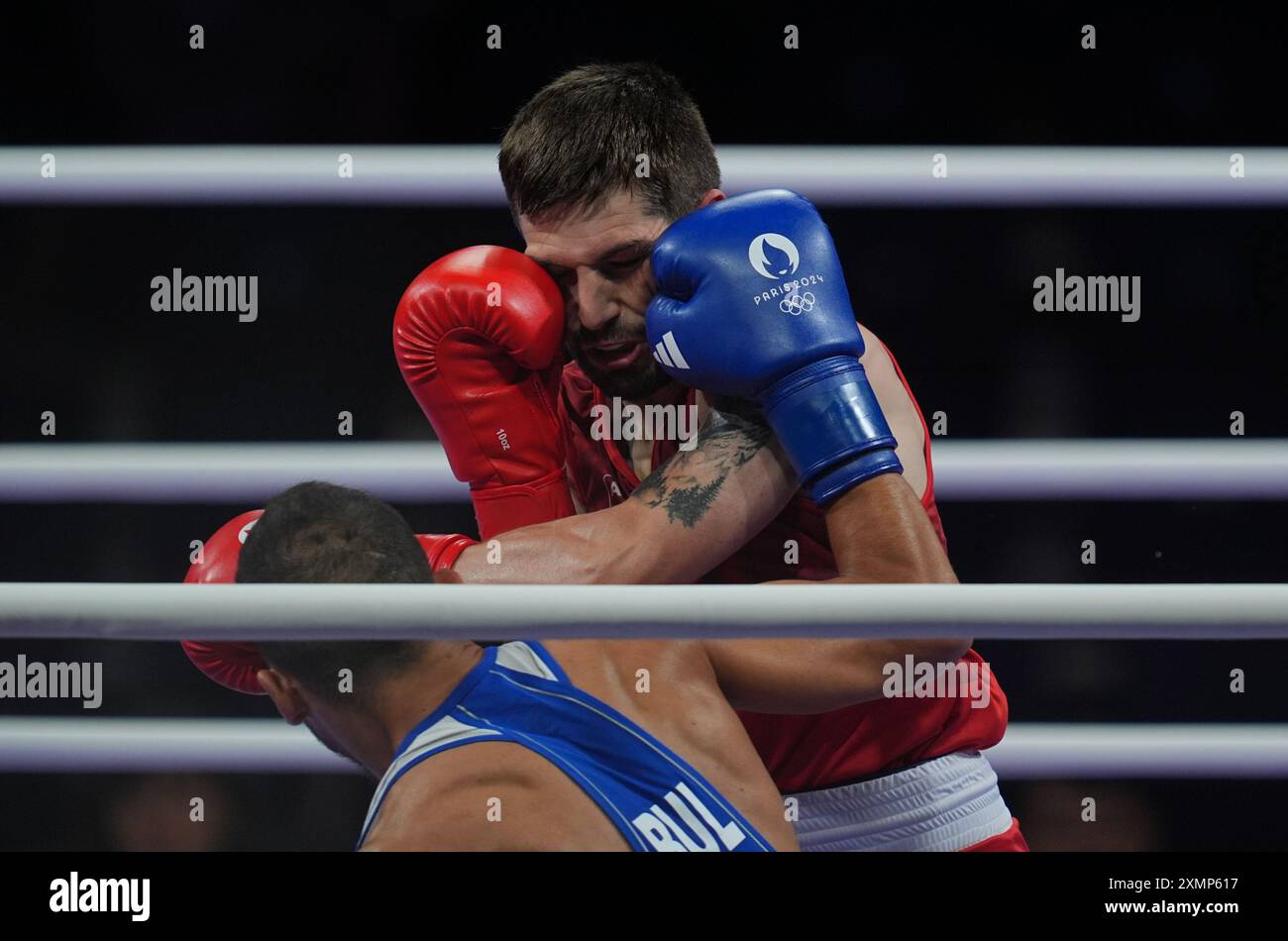 Paris, Frankreich. Juli 2024. Wyatt Sanford (Kanada) und Radoslav Simeonov Rosenov (Bulgarien) treten in der /Men's 63,5kg Boxkategorie/ in der Paris North Arena, Paris, Frankreich an. Quelle: Ulrik Pedersen/Alamy Stockfoto