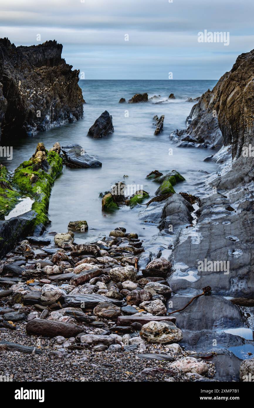 Die felsige Küste am Westcombe Beach in South Devon Großbritannien Stockfoto