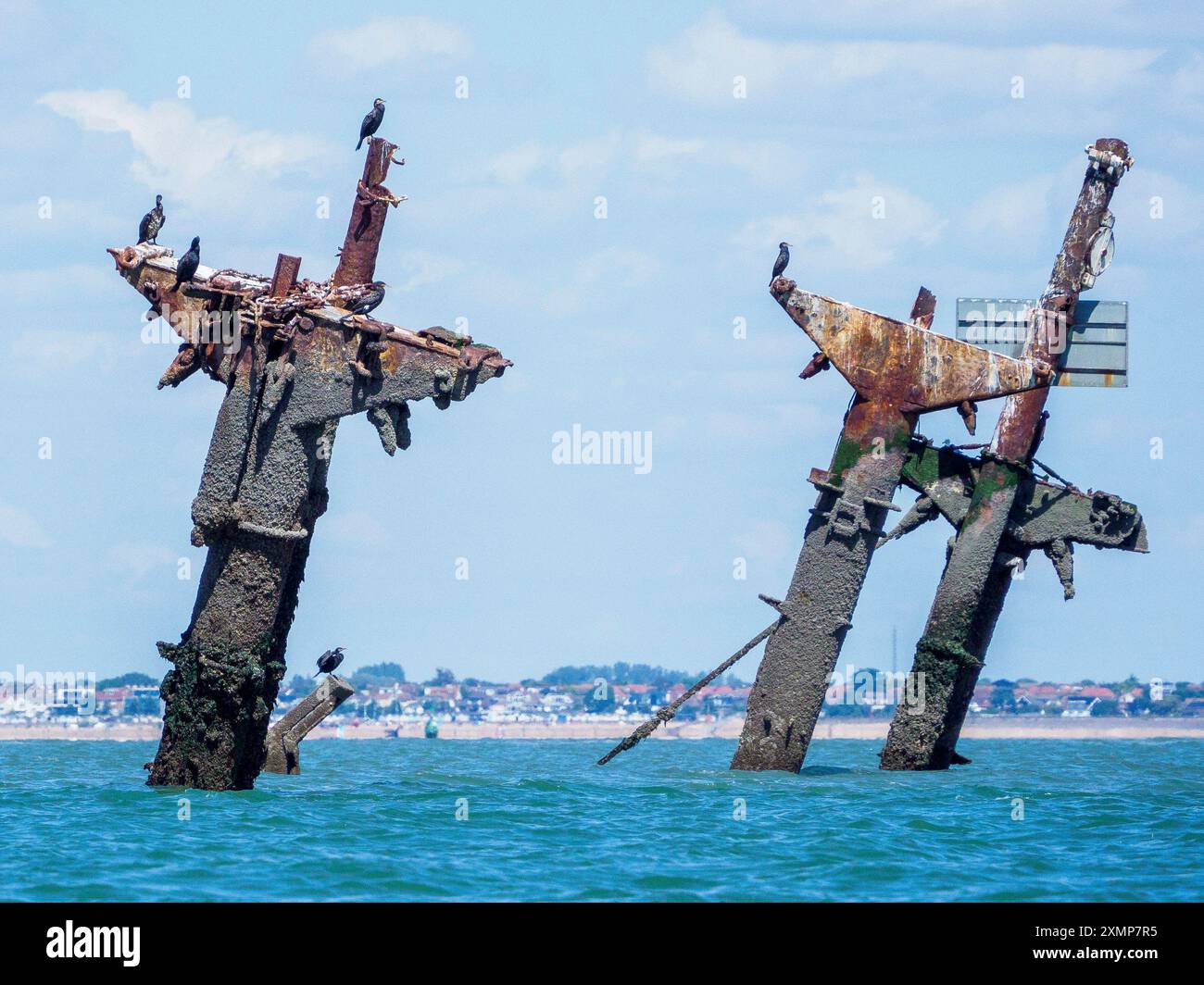 Sheerness, Kent, Großbritannien. Juli 2024. Nahaufnahmen des Schiffswracks der SS Richard Montgomery 1,5 Meilen nördlich von Sheerness, Kent (von einem Segelboot aufgenommen), von dem Experten glauben, dass es sich schneller verschlechtern könnte als erwartet, basierend auf dem neuesten veröffentlichten Bericht der Agentur Maritime and Coastguard. Das Schiff sank 1944 mit 1400 Tonnen Sprengstoff an Bord. Quelle: James Bell/Alamy Live News Stockfoto