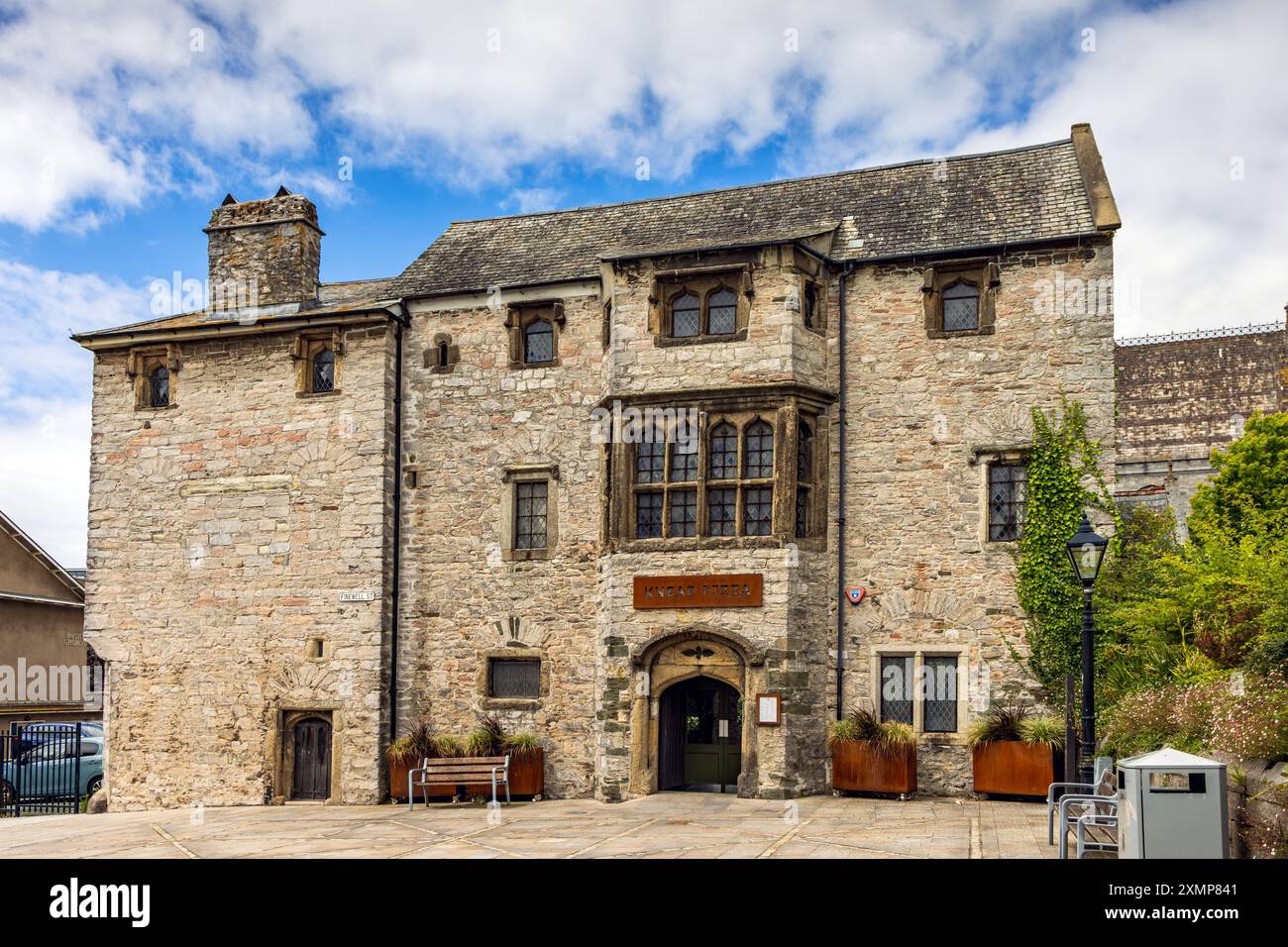 Prysten House, ein Kaufmannshaus aus dem 15. Jahrhundert, das 1458 erbaut wurde, beherbergt derzeit das Restaurant Knete Pizza und ist Teil des historischen Erbes von Plymouth. Stockfoto