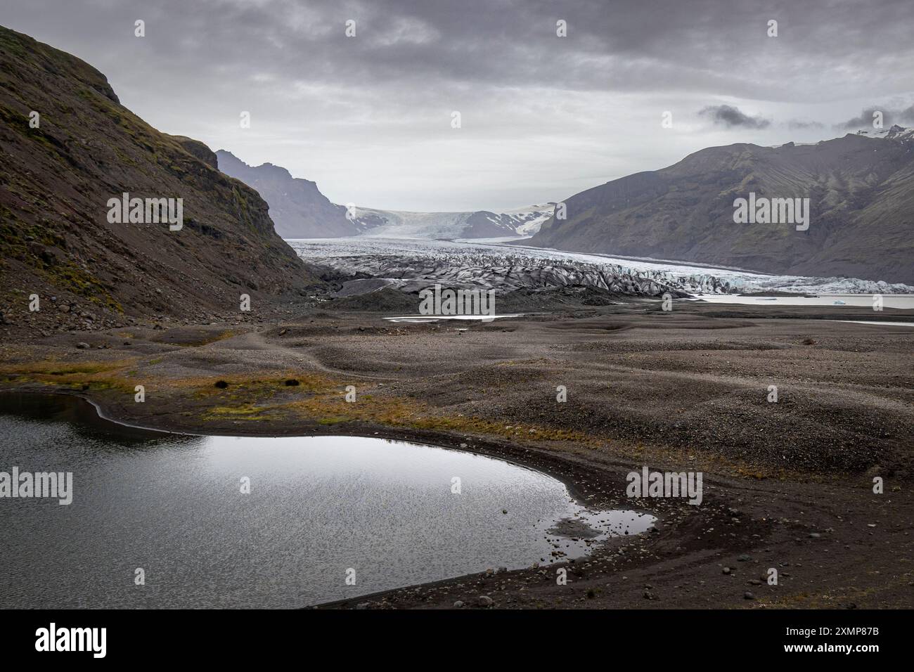 Vatnajokull Gletscher Svinafellsjokull kleiner See reflektierend bewölkter Himmel Island Stockfoto