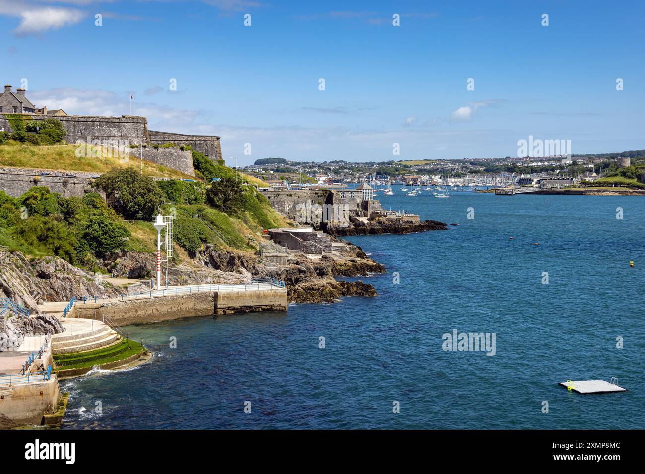 Blick auf den Eingang zur Plymouth Marina von Plymouth Hoe in Devon, England, Großbritannien. Stockfoto