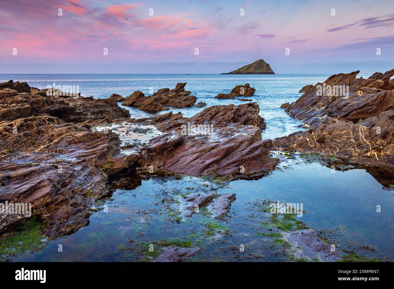 Sonnenaufgang an der Wembury Bay mit Blick auf den Great Mewstone an der südlichen Devon Küste, England. Stockfoto