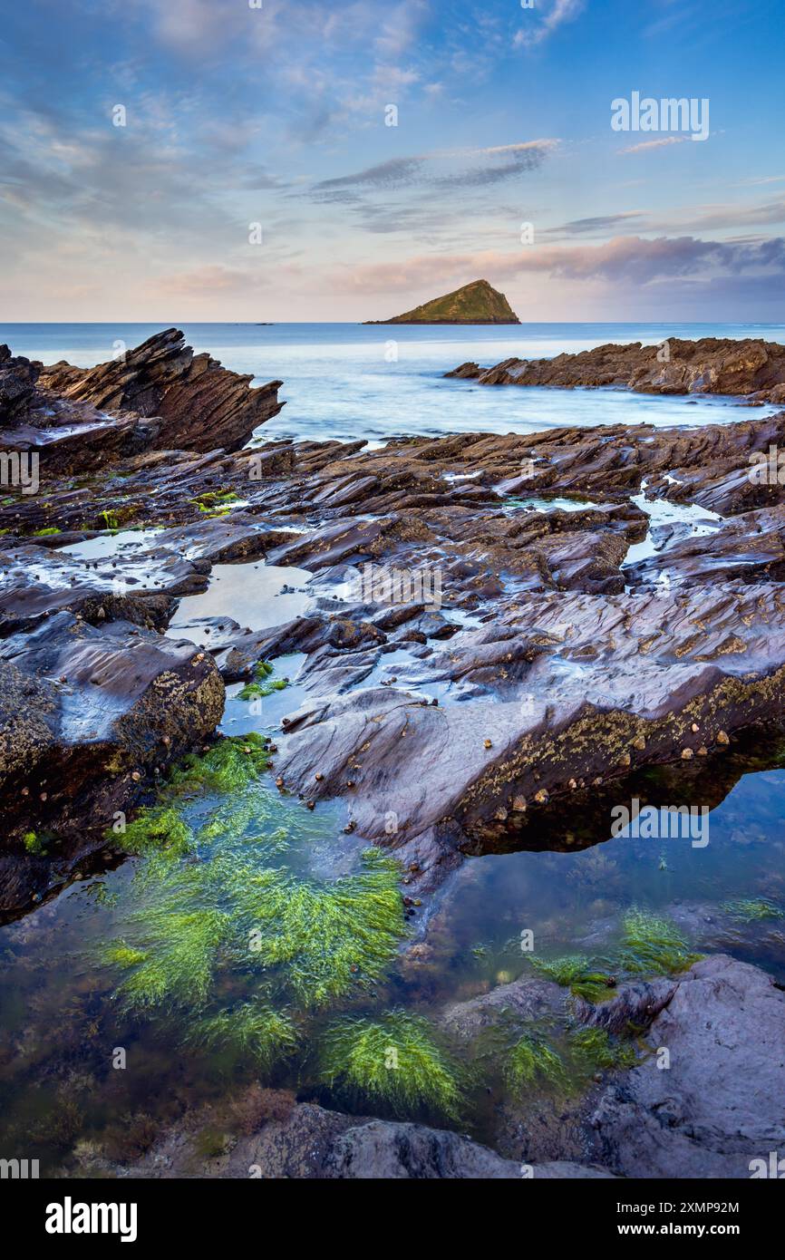 Sonnenaufgang an der Wembury Bay mit Blick auf den Great Mewstone an der südlichen Devon Küste, England. Stockfoto