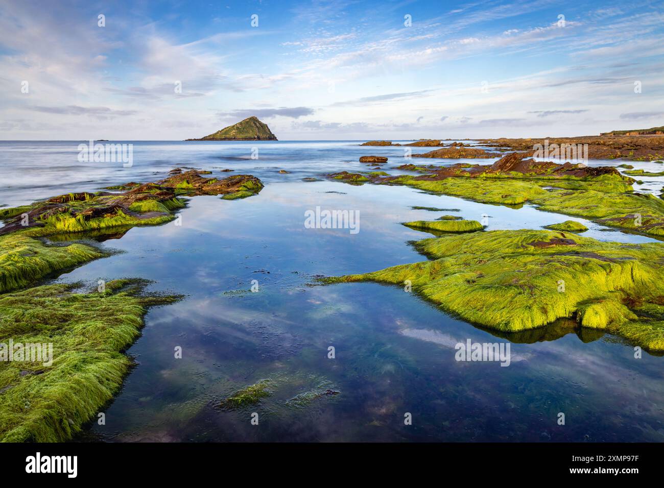 Wembury Bay mit Blick auf den Great Mewstone an der südlichen Küste von Devon, England. Stockfoto